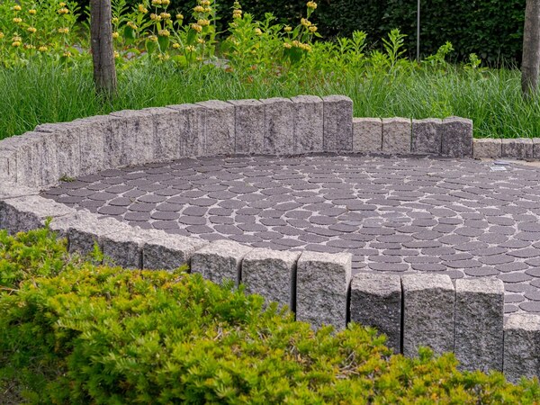 Patio or Deck? Choosing the Right Outdoor Surface for Your Yard